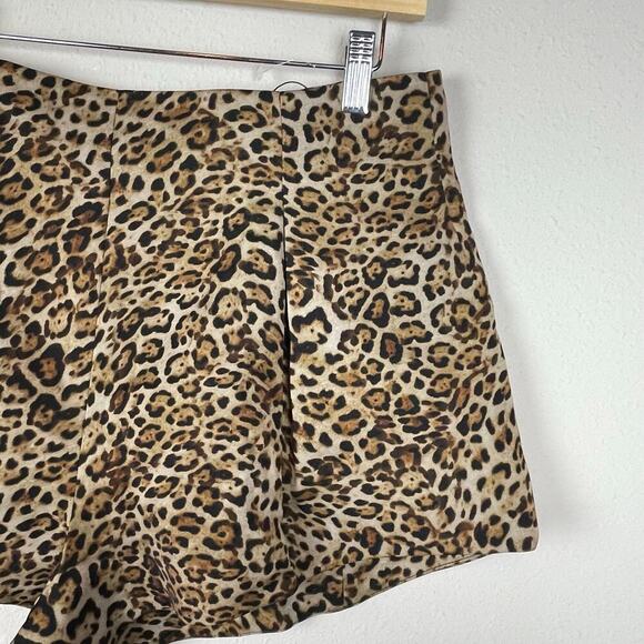 Zara Women's Leopard Print High-Rise Pleated Shorts L – Back Zip Closure - Picture 2 of 7